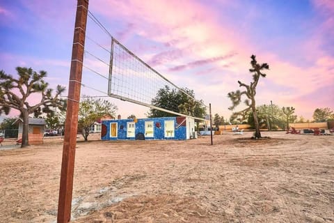 Chic Oasis, Pool, Hot Tub and Games Near Joshua Tree House in Yucca Valley