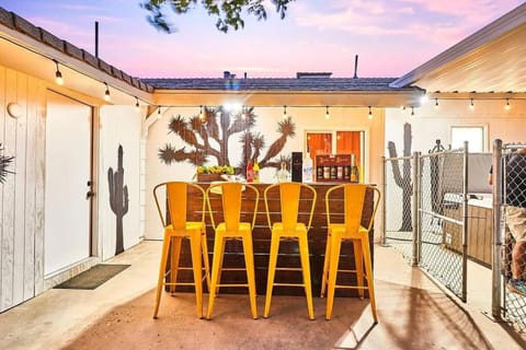 Chic Oasis, Pool, Hot Tub and Games Near Joshua Tree House in Yucca Valley