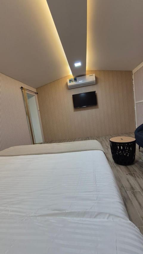 Bed, TV and multimedia, Photo of the whole room, Bedroom, air conditioner