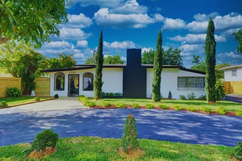 Property building, Spring, Day, Garden, Garden view