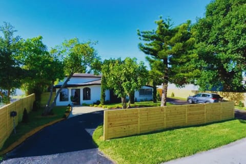 Property building, Spring, Day, Natural landscape, Garden, Garden view, Parking