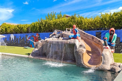 Da Spidey House: Waterslide, 100K Gameroom, Pickleball, Bocceball, & More Villa in La Quinta