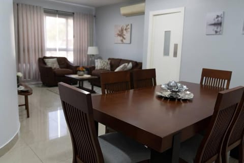 Cozy ground floor apt with 24h security Apartment in Guayaquil