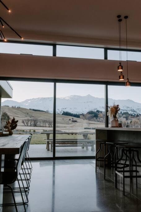 Luxury Home with Spa & Mountain views House in Queenstown