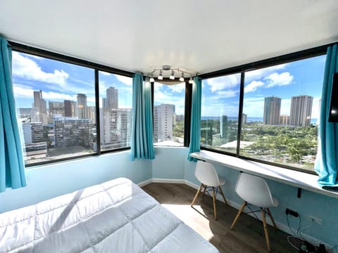 Bed, View (from property/room), Dining area, Bedroom, City view, Sea view