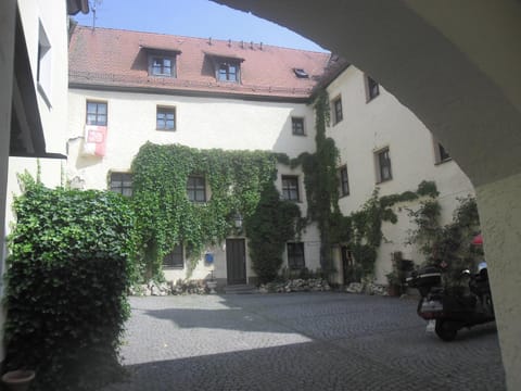 Schloss Weichs zu Regensburg mit 1-2Schlafzimmer Parkplatz Internet 60qm Zentrum Eigentumswohnung in Regensburg