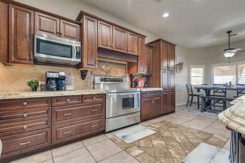 Peruvian-4 Bed Desert Oasis -Pool, Hot-Tub &Outdoor Kitchen House in Lake Havasu City