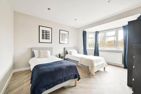 On Site Stays 4 bed, 2 bath, 2-3 Parking, Wifi House in London Borough of Lewisham