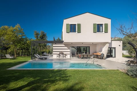 Property building, Garden view, Pool view, Swimming pool