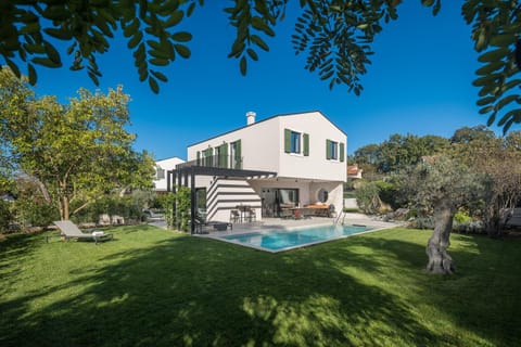 Property building, Day, Garden view, Pool view, Swimming pool