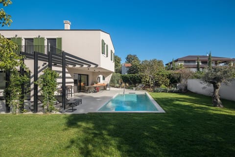 Property building, Day, Garden, Swimming pool