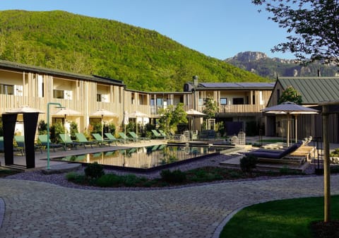 Shower, Property building, Natural landscape, Seating area, Mountain view, Pool view, Swimming pool, sunbed