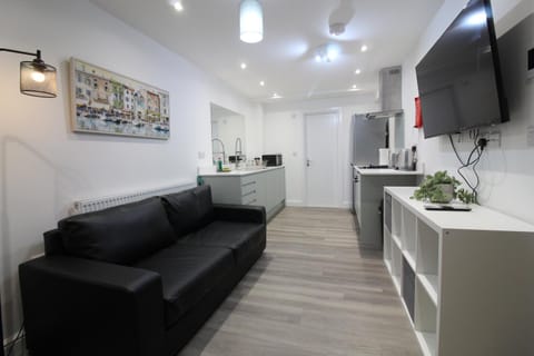 Old Silk Apartments - Serviced Studios and 2-beds in Coventry City Centre by CovStays Apartment in Coventry