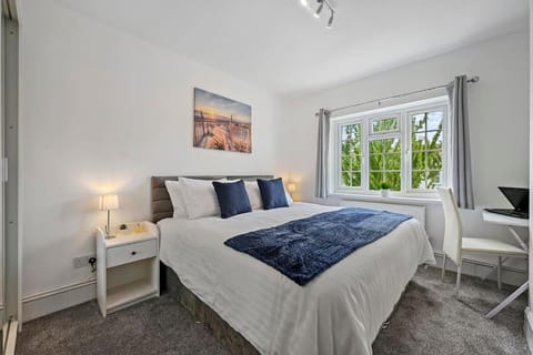 Spacious 2-Bed Flat, Acton Apartment in London Borough of Ealing