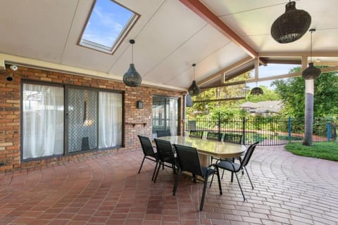 Spacious Affordable 8B3B 2 Living Pool Yard and Mall House in Brisbane