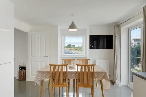 Modern Home with Parking nr Saunton Sands House in Braunton