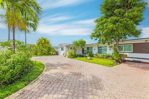 Property building, Day, Neighbourhood, Natural landscape, Garden, Garden view, Street view