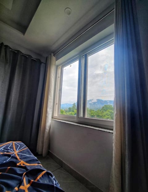 Bedroom, Mountain view