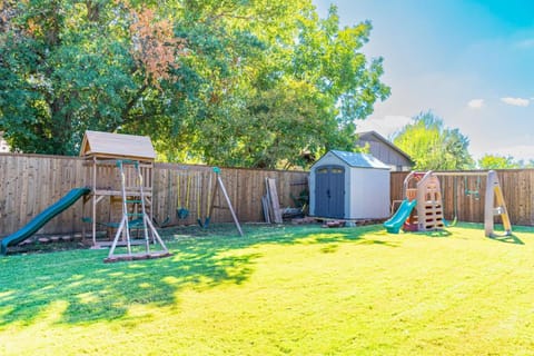 Bluedoor On Aspen Bbq Grill Kids Playground House in Lake Lewisville