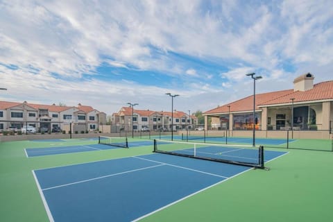 KingBed Golf Pickleball Pool Hot Tub Parking Apartment in Scottsdale