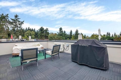 Luxe Getaway, Rooftop BBQ Dining View, Crown Hill, DT House in Ballard