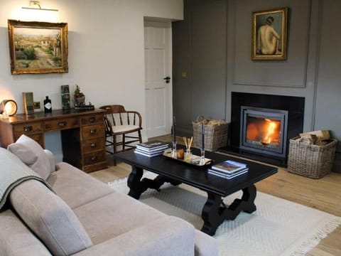 Living room, Seating area, fireplace
