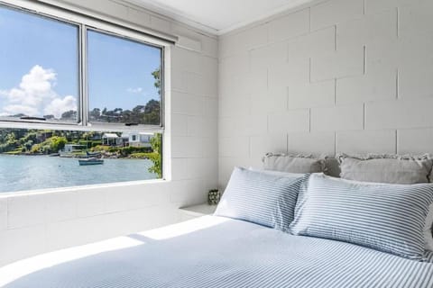 Bed, Bedroom, Sea view