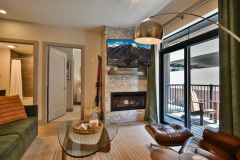 Skywalk Flats Amphitheater Retreat: Downtown, Hot Tubs House in Silverthorne