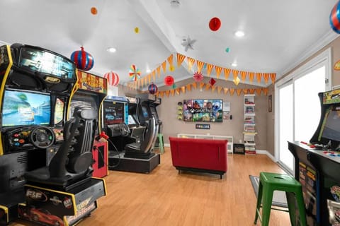 Carnival Dream - Arcades, Carousel, Playground and more! Villa in Orange