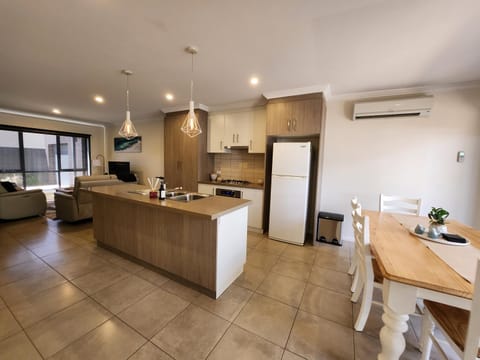 Urban Luxury 2 Storey Townhouse Apartment in Shepparton