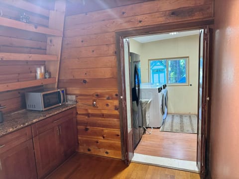 Charming Cabin with Large Deck BBQ Fireplace & Near Lake Casa in Pollock Pines