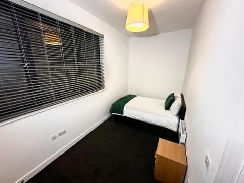 Spacious 2BR Flat Stadium Links Apartment in Salford