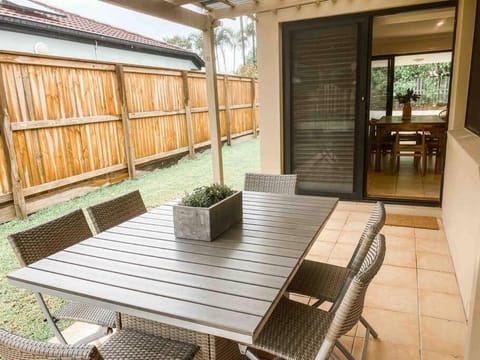 Bright and Spacious Noosa Pad with Pool House in Noosaville