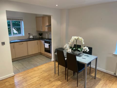 2 Bedroom 2 Bathroom Flat in Weybridge KT13 Apartment in Weybridge