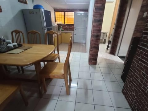 Kitchen or kitchenette, Dining area, oven