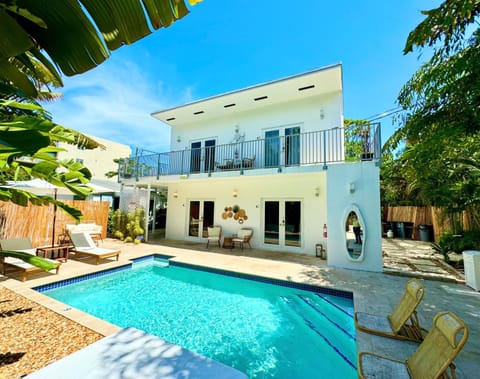 Islands Inn on the Drive-Essential Room - Queen Bed - A0 Bed and Breakfast in Wilton Manors