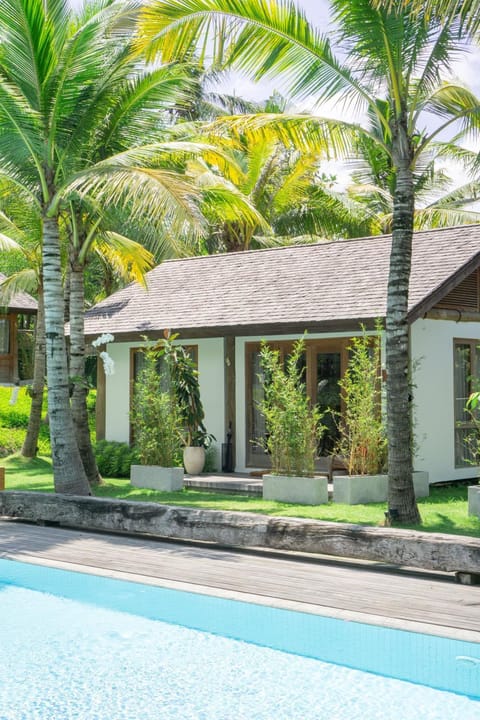 Poolside Room with Lounge in Kaba-Kaba Bed and Breakfast in Kediri