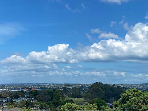 Cosy family house in Massey with Good View House in Auckland