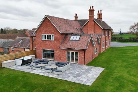 Grange House - Sleeps 24 House in Wychavon District