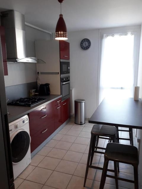 Kitchen or kitchenette, Dining area, oven, stove