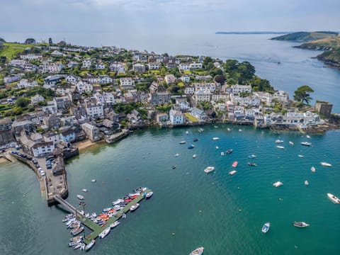 Waterside House - Luxurious waterside retreat overlooking Fowey Harbour with beach access & table tennis House in Fowey