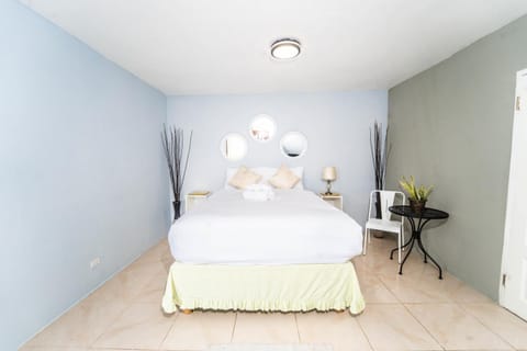 Skyline Suites 2 Queen bedroom - perfect for a couples getaway! condo Apartment in Montego Bay