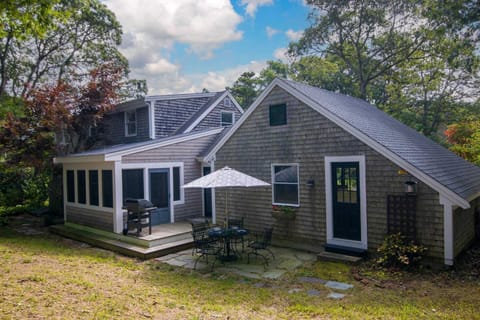 5 Min drive to National Seashore beaches and private backyard Maison in Eastham