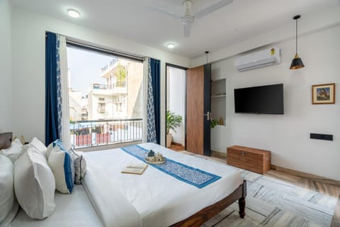 Bed, TV and multimedia, View (from property/room), Balcony/Terrace, Living room, Photo of the whole room, Seating area, Evening entertainment, Bedroom, towels, air conditioner