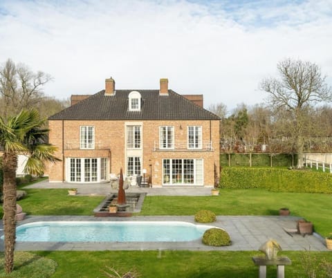 Property building, Balcony/Terrace, Swimming pool