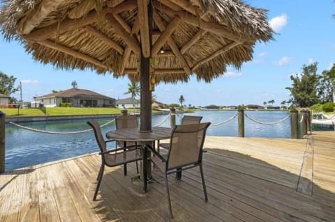 Captivating Paradise, Pool Table, Tiki Hut, - Cape Sunset Villa - Roelens House in Cape Coral