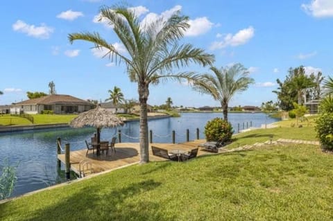 Captivating Paradise, Pool Table, Tiki Hut, - Cape Sunset Villa - Roelens House in Cape Coral