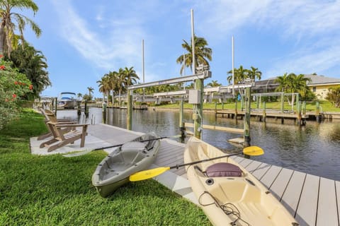 Waterfront Living, Dock, Heated Pool & Spa - Gulf Gate Oasis - Roelens House in Cape Coral