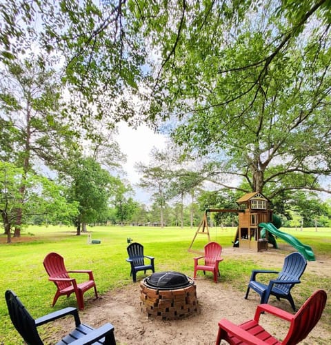 Breakfast with a View with BBQ Firepit Golf Course House in Conroe