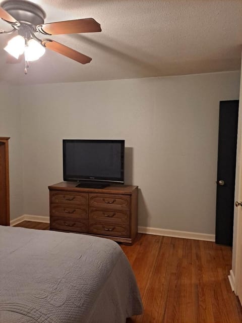 Cozy 3 Bedroom In Prime Location! House in Lewisville